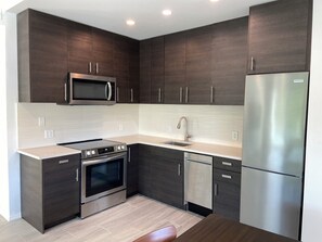 Mikrobølgeovn, ovn, kokeplater og oppvaskmaskin