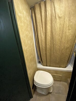 Een douche, handdoeken, zeep, toiletpapier