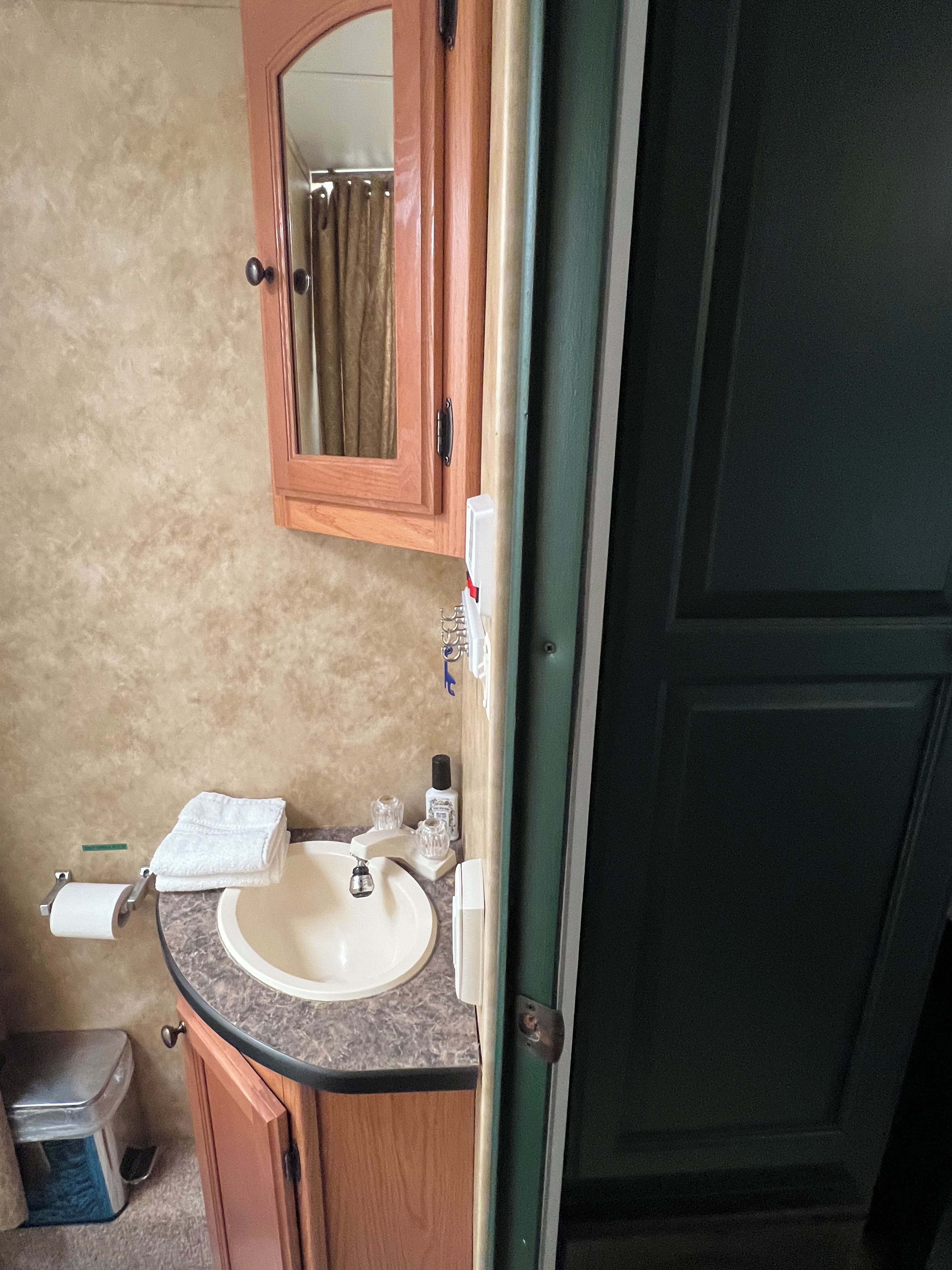 Ein Badezimmer mit Waschbecken, Spiegel und Schrank.