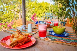 Free daily cooked-to-order breakfast - El Cogollo (Barichara)