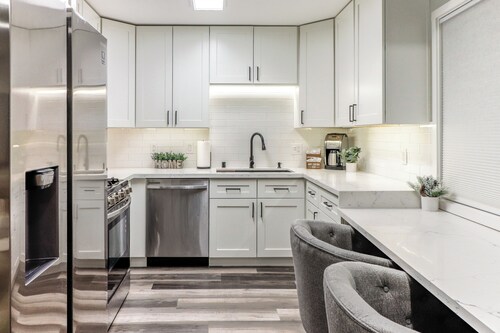 Modern Upstairs Apartment Near Airport, Shopping Centers and Trails Unit #A