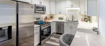 Modern Upstairs Apartment Near Airport, Shopping Centers and Trails Unit #A