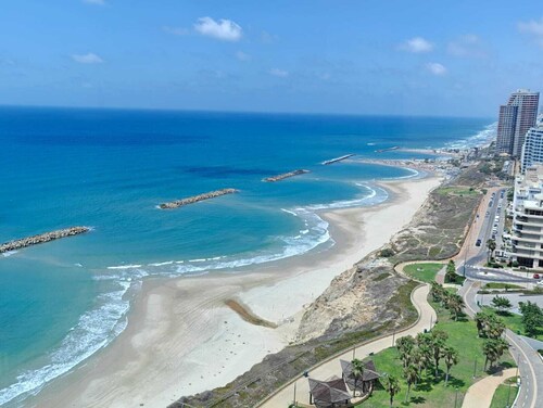 Seaview Escape - 1-bedroom apartment with kitchenette on Netanya beachfront