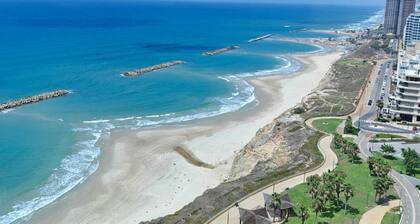 Seaview Escape - 1-bedroom apartment with kitchenette on Netanya beachfront