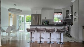 Fridge, microwave, oven, stovetop - Charming 3-bedroom house with AC and WiFi lower label muvie theater , (Bethel)