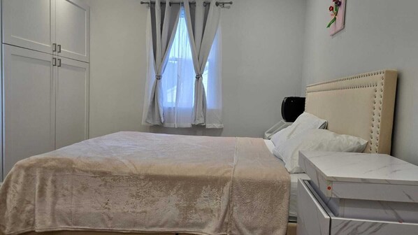 3 bedrooms, iron/ironing board, WiFi, bed sheets - Charming 3-bedroom house with AC and WiFi lower label muvie theater , (Bethel)