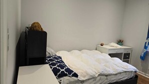 3 bedrooms, iron/ironing board, WiFi, bed sheets - Charming 3-bedroom house with AC and WiFi lower label muvie theater , (Bethel)