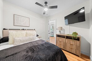 2 bedrooms, iron/ironing board, WiFi, bed sheets - Charming 2-bedroom house in enchanting Cleveland with AC, WiFi  3219 (Cleveland)