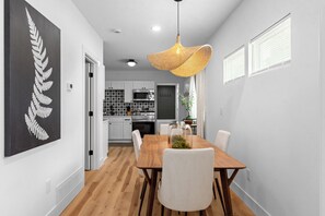 Dining - Charming 2-bedroom house in enchanting Cleveland with AC, WiFi  3219 (Cleveland)