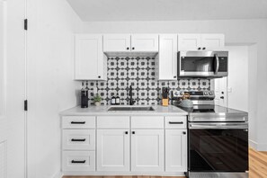 Private kitchen - Charming 2-bedroom house in enchanting Cleveland with AC, WiFi  3219 (Cleveland)