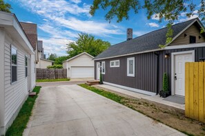 Exterior - Charming 2-bedroom house in enchanting Cleveland with AC, WiFi  3219 (Cleveland)