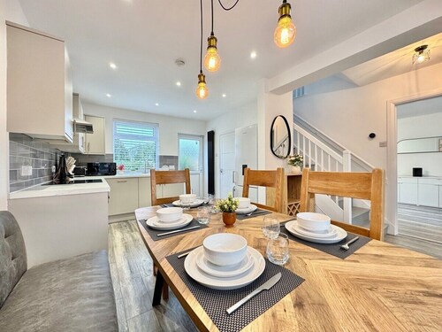 Modern 3 Bedroom Home | Free Parking | 6 Guests