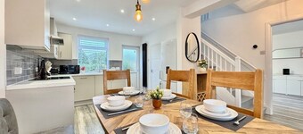 Modern 3 Bedroom Home | Free Parking | 6 Guests