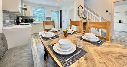 Modern 3 Bedroom Home | Free Parking | 6 Guests