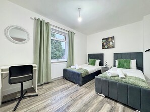 3 bedrooms, iron/ironing board, WiFi, bed sheets - Modern 3 Bedroom Home | Free Parking | 6 Guests (Doncaster)