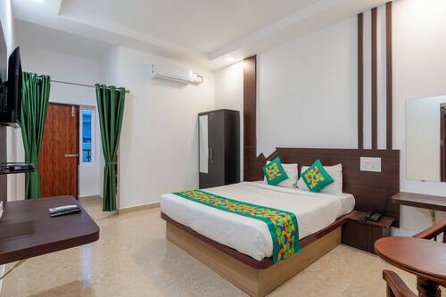 Deluxe Room | Individually furnished, desk, blackout curtains, iron/ironing board