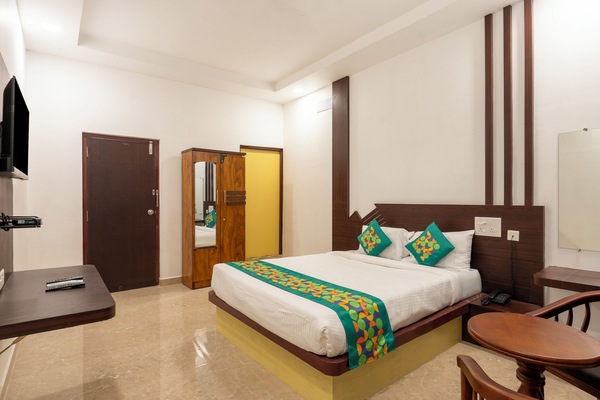 Muebles diferentes, escritorio y cortinas blackout