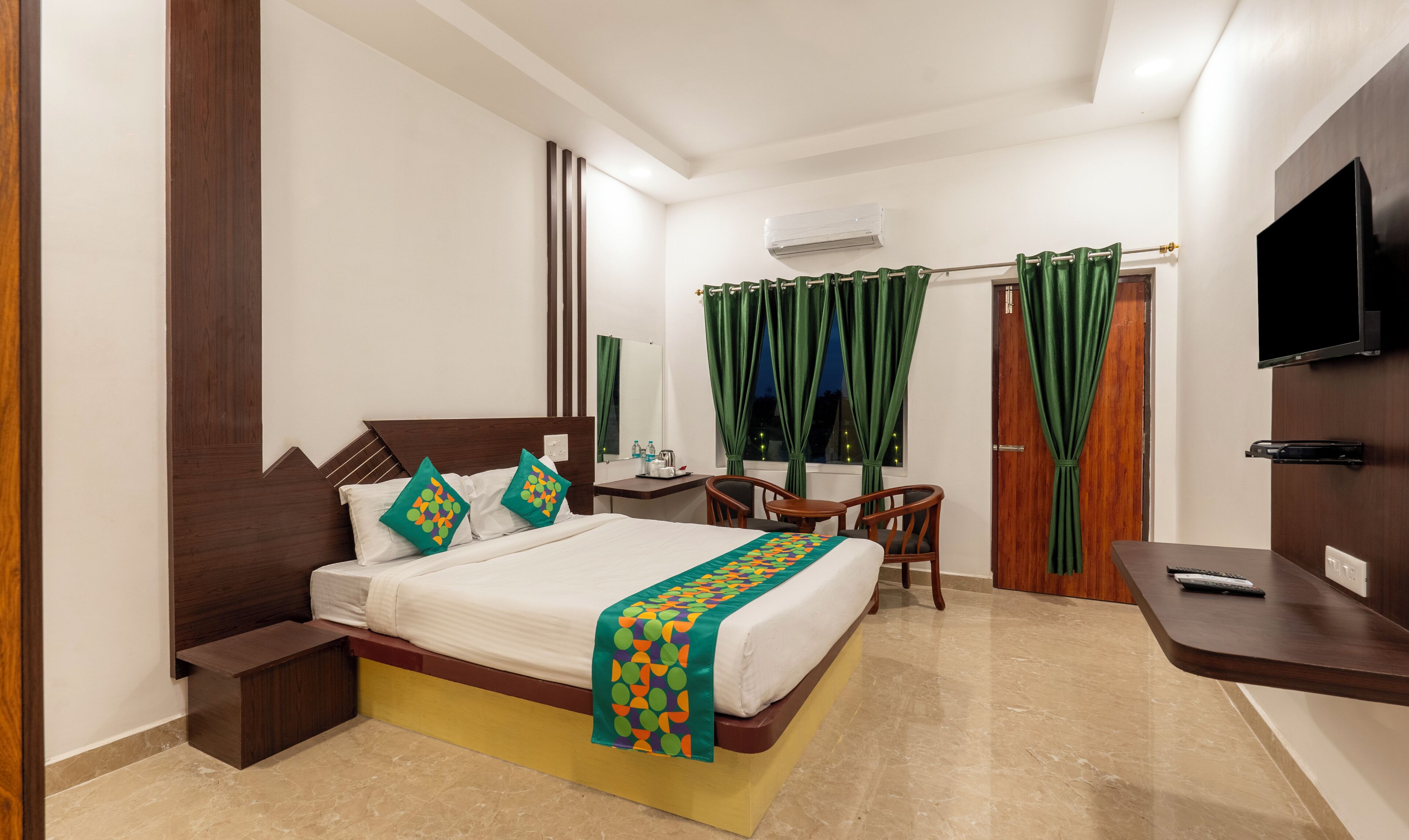 Deluxe Room | Desk, blackout curtains, iron/ironing board, rollaway beds