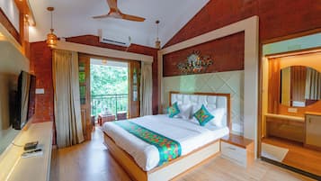 Kamar Deluks | Meja kerja, tirai kedap cahaya, dan setrika/meja setrika