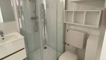 Serviettes fournies, papier toilette