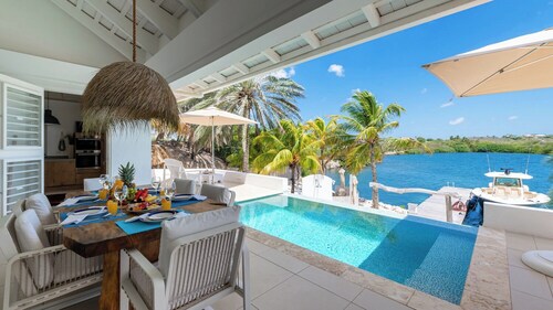 “Luxury Oceanfront Villa with Private Beach in Curacao – Prime Location!”