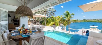 “Luxury Oceanfront Villa with Private Beach in Curacao – Prime Location!”