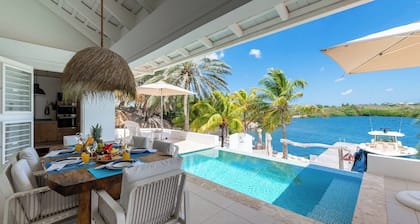 “Luxury Oceanfront Villa with Private Beach in Curacao – Prime Location!”
