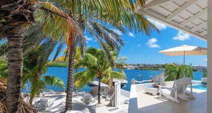 “Luxury Oceanfront Villa with Private Beach in Curacao – Prime Location!”