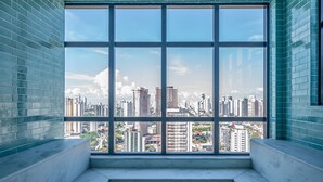 A large window with a cityscape view. - Lindos apts c piscina no Setor Oeste IDV (Goiânia)