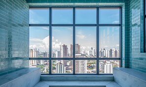 Ein großes Fenster mit Blick auf die Stadt.