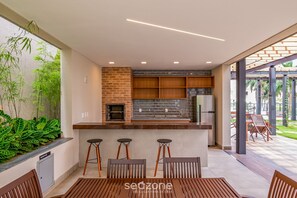 Basic Apartment | Outdoor dining - Lindos apts c piscina no Setor Oeste IDV (Goiânia)