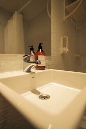 Haartrockner, Bidet, Handtücher, Seife