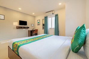 Habitación Deluxe | Muebles diferentes, escritorio y cortinas blackout 