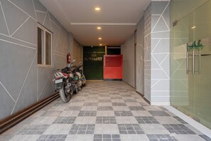 Free self-parking - Treebo De Alphabet Gachibowli (Hyderabad)