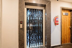 Lift - Treebo De Alphabet Gachibowli (Hyderabad)