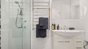Bruser, hårtørrer, håndklæder, Shampoo