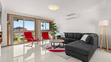 Tv och ett bordtennisbord