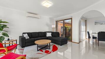 Tv och ett bordtennisbord