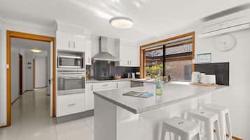 KylskÄp, mikrovÄgsugn, ugn och spishÀll