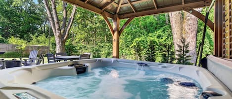 Outdoor spa tub
