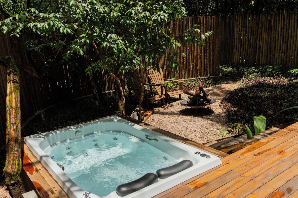 Luxe tweepersoonskamer, balkon, uitzicht op tuin | Luxe beddengoed, bedden met traagschuimmatras, een kluis op de kamer