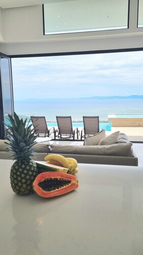 Hilltop Haven: 3 Master Suites, Ocean&jungle Views