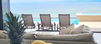 Hilltop Haven: 3 Master Suites, Ocean&jungle Views