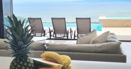 Hilltop Haven: 3 Master Suites, Ocean&jungle Views