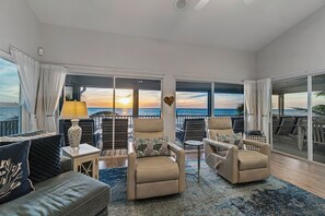 Smart TV - Sunset Gulf-Front Luxury – 4BR/4.5BA+Loft, Remodeled, Elevator & Beach Access (Bonita Springs)