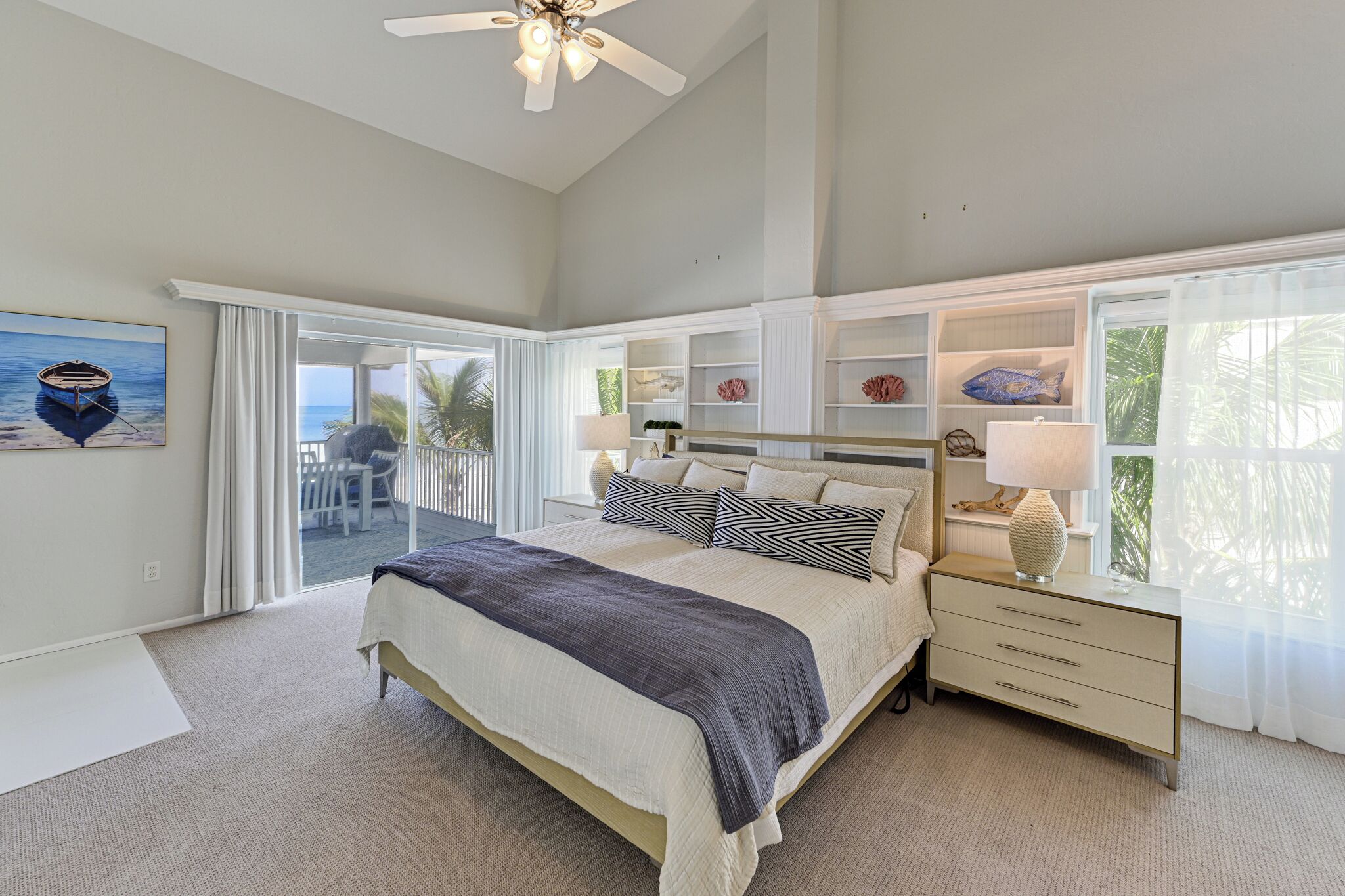 4 slaapkamers, een bureau, een strijkplank/strijkijzer, reisbedje