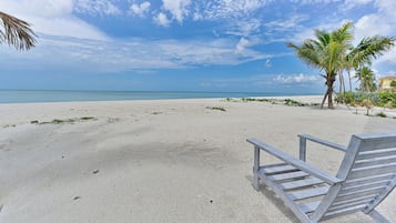 在海滩、沙滩椅、沙滩毛巾