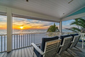 Property grounds - Sunset Gulf-Front Luxury – 4BR/4.5BA+Loft, Remodeled, Elevator & Beach Access (Bonita Springs)