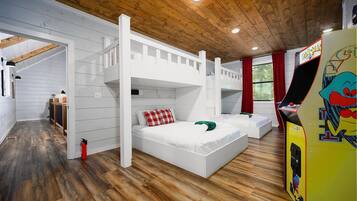 4 habitaciones, escritorio y tabla de planchar con plancha