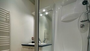 Shower, free toiletries, hair dryer, bathrobes - La Maison sous les Arbres: duplex, garden & spa ⎮ Touraine & Amboise (Pocé-sur-Cisse)